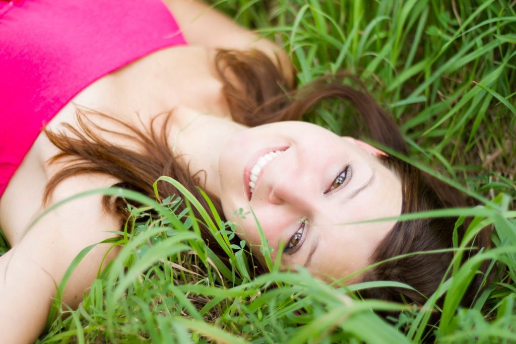 Młoda kobieta leżąca na trawie
