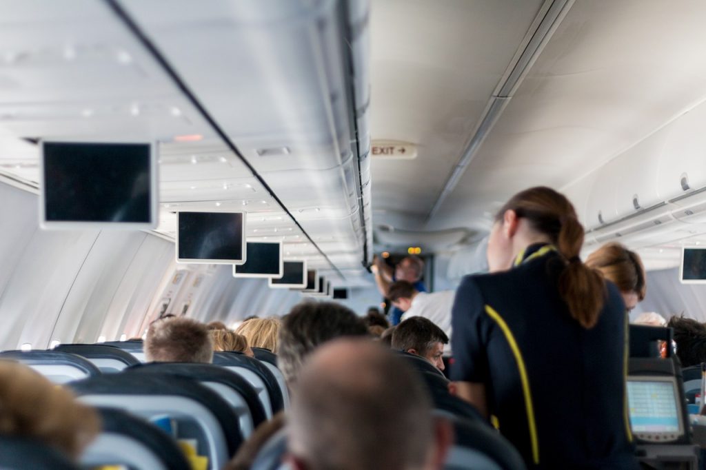 Stewardessa opiekująca się pasażerami w samolocie