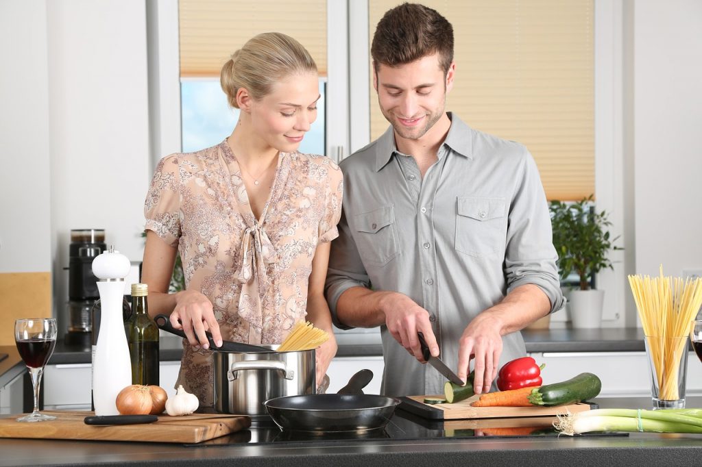 mężczyzna i kobieta przygotowują posiłek