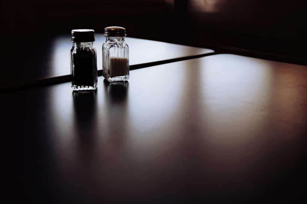 sel et poivre sur une table