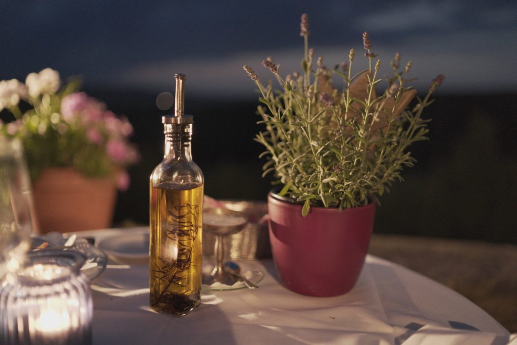 Butelka oliwy z oliwek na stole do spożywania lipidów