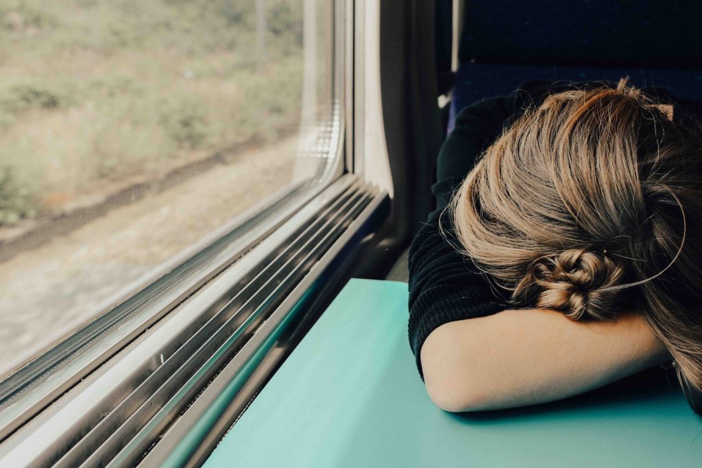 Kobieta śpiąca w pociągu.